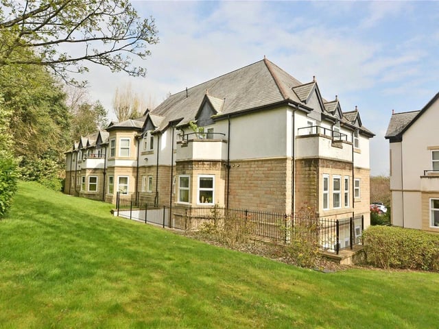 The Parc Mont development stands on the edge of Roundhay Park, within attractively maintained communal grounds with sweeping lawns, well stocked beds and borders and mature trees.