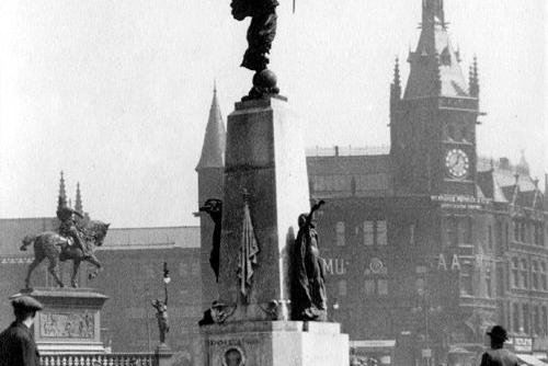 To the left is the statue of the Black Prince, by Thomas Brock in 1903. Behind is the Mill Hill Unitarian Chapel which is at the bottom of Park Row. The war memorial in the centre was designed by H C Fehr in 1922. It was resited to Victoria Gardens on The Headrow on October 28, 1937. The Royal Exchange Building to the right is at junction with Boar Lane.