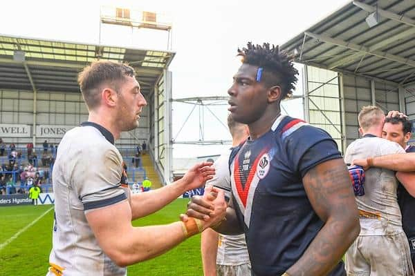 Justin Sancar de Rhinos, qui faisait partie des remplaçants de France, serre la main de Jake Wardle d'Angleterre après le match.  Image par Olly Hassell / SWpix.com.