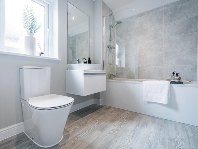 The wider Thorpe Park development includes a luxury hotel and state of the art cinema – plus 140 acres of public parks and vibrant, open green spaces including the newly created 113-acre Green Park where residents can enjoy spending time in natural surroundings.