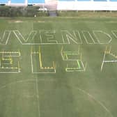 A message which reads 'Bienvenido Bielsa' welcoming Marcelo Bielsa to the Uruguay setup (Pic: AUF TV)