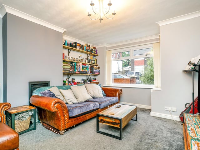 The home comes chain free and is suited to the first time buyer, a professional couple or family being close to local amenities and within easy access to Leeds city centre.