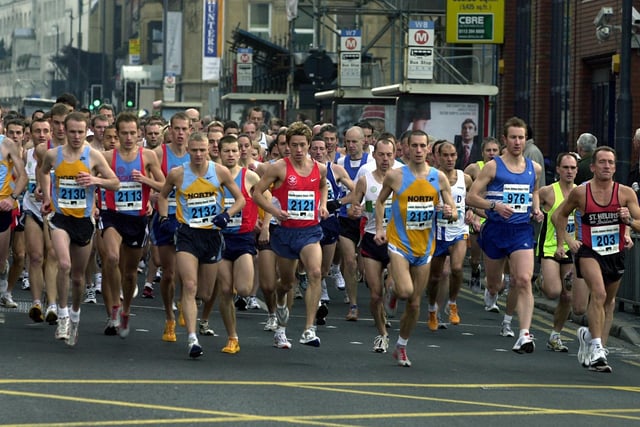The start of the 2003 Leeds Abbey Dash 10K race, on November 30, 2003.