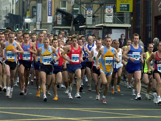 The start of the 2003 Leeds Abbey Dash 10K race, on November 30, 2003.