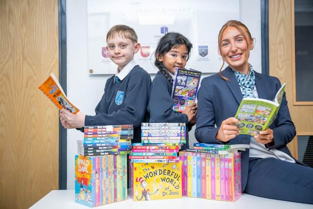 B&DWYW - SGB-68193 - Danielle from Barratt and David Wilson Homes reading with pupils from Carleton Park School