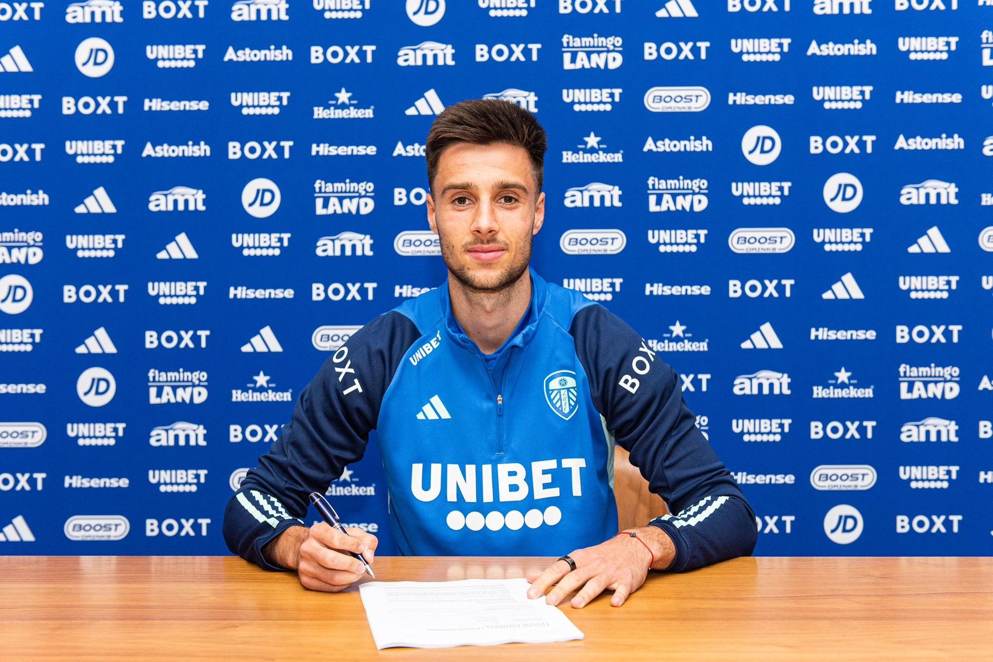 Leeds United confirm seventh transfer in £5m international deal as contract length is revealed
