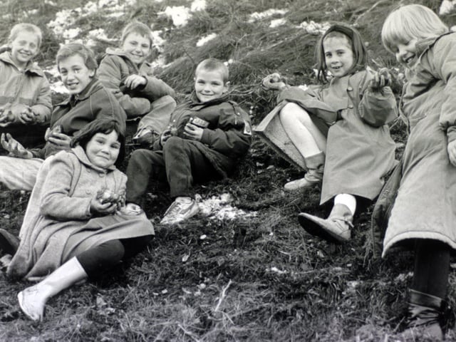 Pupils from Victoria School help plant narcissus bulbs in Corporation Street in 1988.