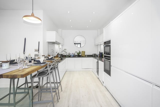 The flat benefits from a fine position on the top floor of this sought-after convenient city centre development close to top quality bars, cafes and restaurants.