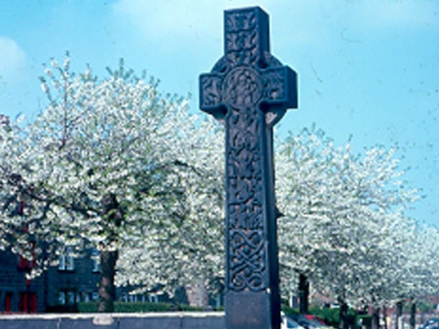 The cross monument at the entrance to Bramley Park pictured in May 1978.