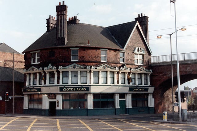 Thr Lloyds Arms pictured in 1992. The railway bridge can be seen on the right. Bostock's Circus was once held on spare ground which is now the site of the bus station, opposite the Lloyd's Arms. The then landlord, Thomas McDonald, (c1912 -1920) allowed the elephants to be scrubbed and hosed down in his stable yard.