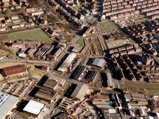 An aerial view of Sheepscar in February 1988. In the bottom left corner is Thomas Danby College, with Roundhay Road running to the left. Above the large building with the red roof is Barrack Road coming in from the left to join Roundhay Road.