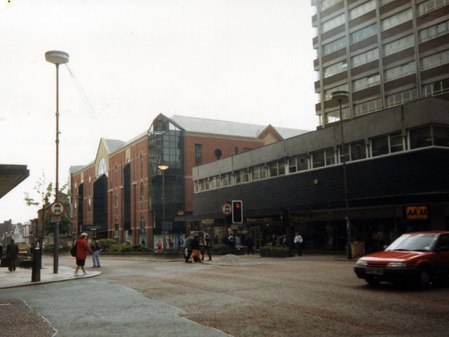 Share your memories of Leeds in 1991 with Andrew Hutchinson via email at: andrew.hutchinson@jpress.co.uk or tweet him - @AndyHutchYPN