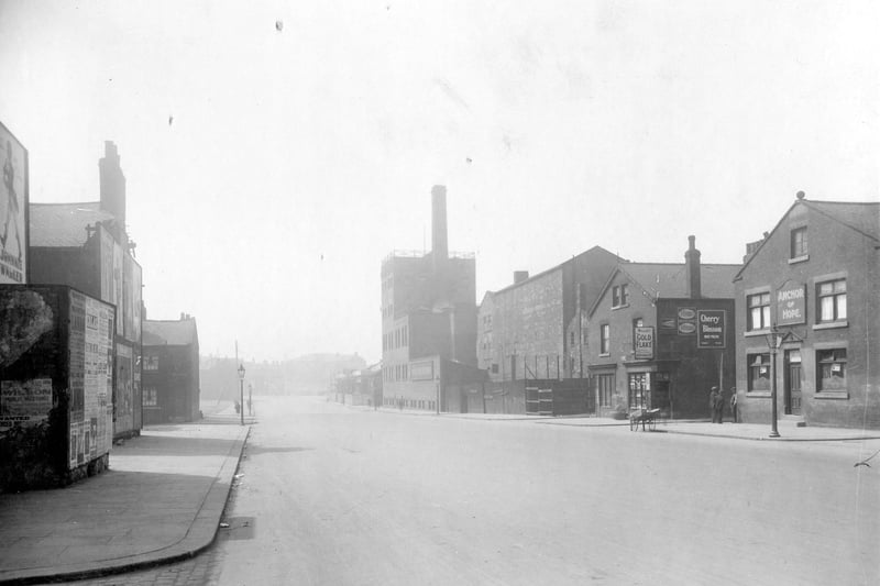 A view looking towards the Anchor of Hope pub (right) on Regent Street in June 1929. Three men stand on corner leading to Cloth Street. The Melbourne Brewery is also visible on the right. The junction with Saint Street can be seen on left with gas lamp on corner.