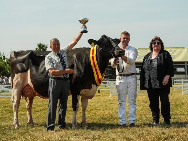 The Supreme Dairy winner Holstein Bartinney Duplo Swizzle with handler Will Horsley, Andrew Birkle (President of Holstein UK) and judge Lisa Window