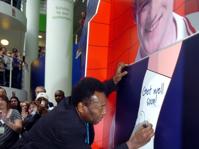 Pelé signs a get well soon message for Wayne Rooney who was recovering from a serious foot injury ahead of the 2006 World Cup.