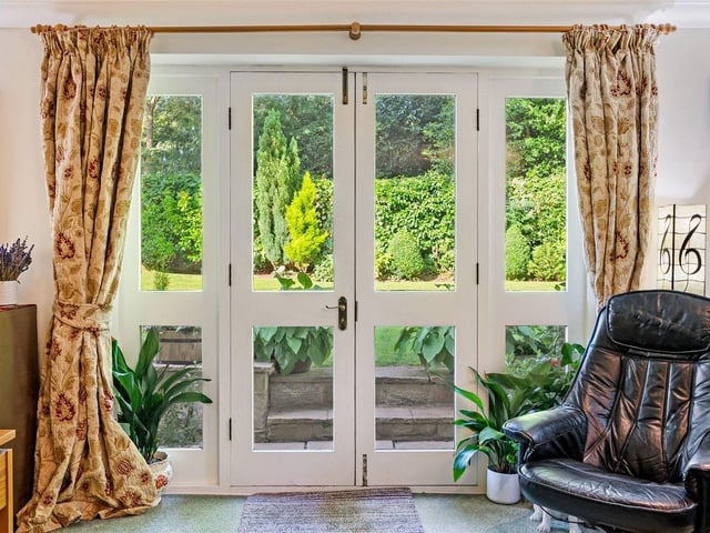 The property is within easy access of the amenities of Oakwood Parade and Street Lane which include restaurants, cafe bars and shopping facilities.