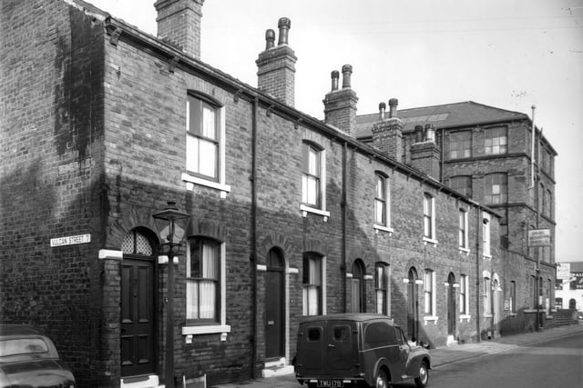 Benson Street in October 1962. To the left is Vulcan Street. On the right is Sheepscar Street, the large factory was used by various businesses including Moss Miller, general warehousemen and Davies Richardson, tailors.