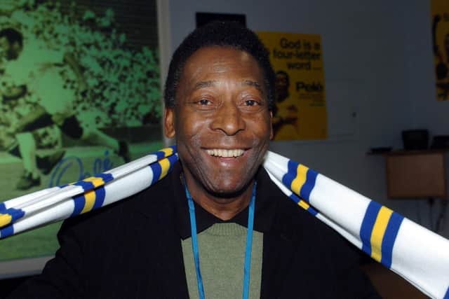 Pelé dons a Leeds United scarf.