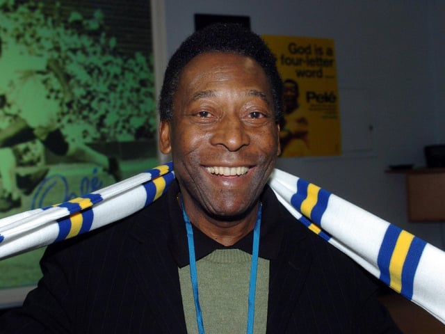 Pelé dons a Leeds United scarf.