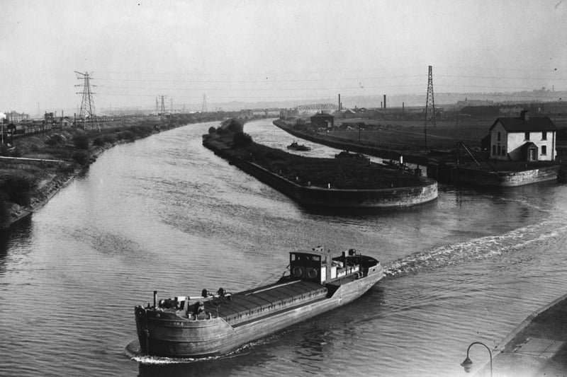 Knostrop Lock with the River Aire on left pictured in March 1953.