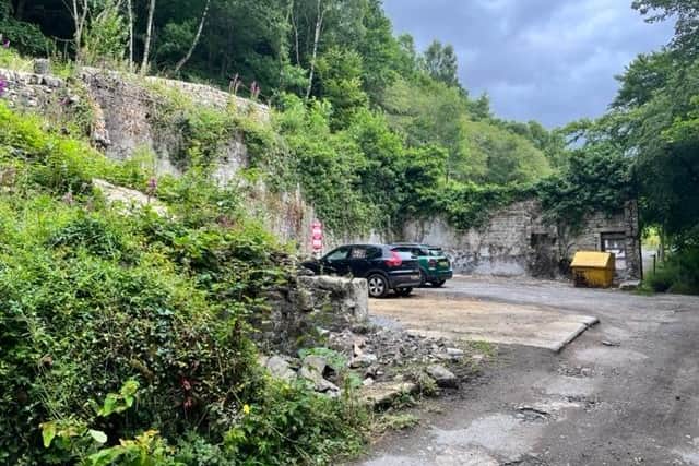 A mostly single track country lane leads to the Jumble Hole site which is of historic significance and lies by the intersection of the Pennine Way (Wainwright Route) and Pennine Bridle Way.