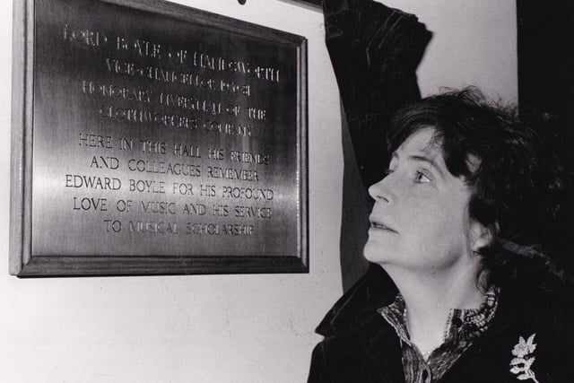 Mrs J B Gold, sister of the later Lord Boyle, unveils a plaque in her brother's memory at Leeds University in January 1982.