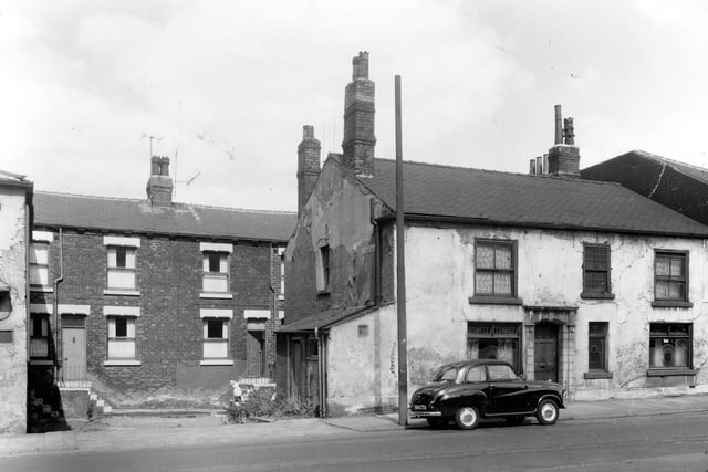 Thwaite Gate showing on the left of the image the entrance to Fenton Place, a square of back-to-back and through-by-light terraced houses. Pictured in July 1959.