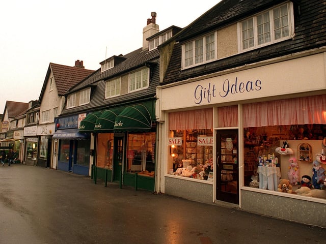 Oakwood shopping parade on Roundhay Road in January 1996.