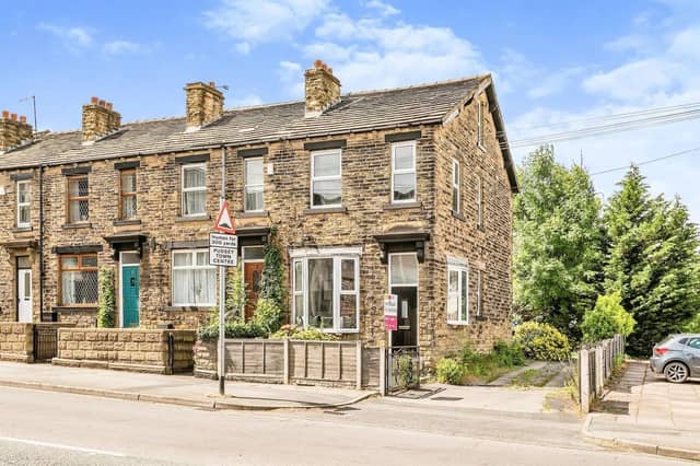 This stone end-terrace offers spacious accommodation for a couple or family.