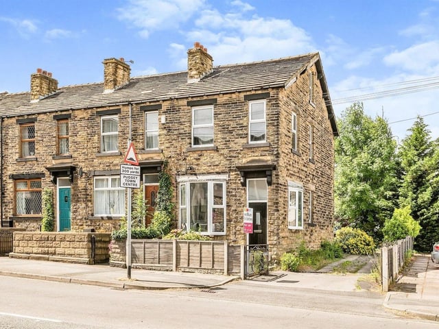 This stone end-terrace offers spacious accommodation for a couple or family.