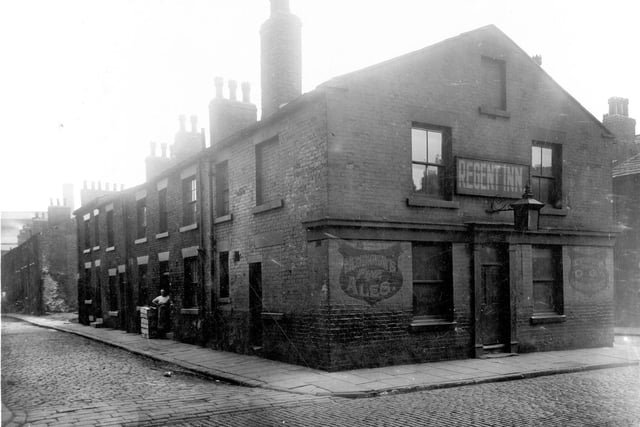 Myrtle Street on the left, located off Regent Street, with the Regent Inn. There are painted wall signs for Hemingway's Ales on the walls of the pub. Pictured in June 1926.