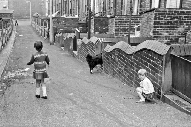 Young children playing in Howden Street, which ran between King's Road and Queen's Road with the backs of houses on Howden Terrace on the left and on Howden Place on the right.
