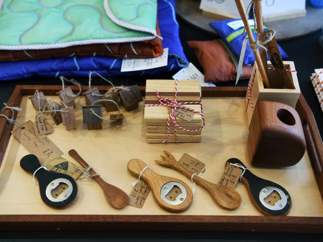 Trad Collective also offers lifestyle products such as prints from local artists, cruelty-free vegan nail varnish, jewelry from local designers as well as hair accessories and eye-masks designed and made by Josefin.