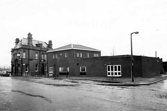 The East Hunslet Liberal Club on Waterloo Road in May 1979. The Garden Gate Hotel is on the left.