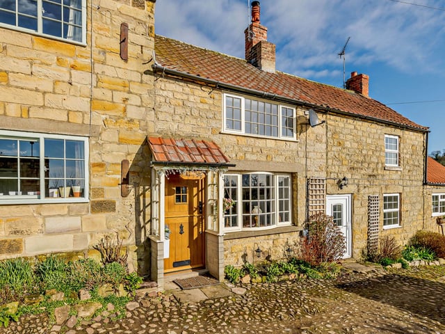 Tickleberry Cottage is a romantic retreat with a hot tub and views of the famous White Horse of Kilburn.