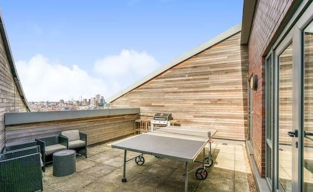 The large balcony area boasts stunning views across Leeds and features a BBQ and table tennis.