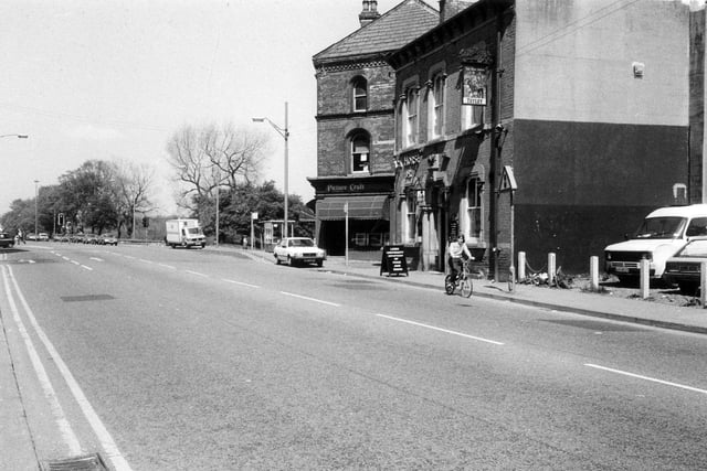 Woodhouse Lane looking north-west towards Woodhouse Moor in 1988. The Pack Horse pub is on the right, followed by Picture Craft on the corner with Raglan Road.