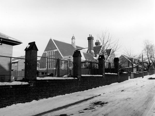 Colenso Mount showing St. Edward's Church Hall, which is unoccupied at the time of the picture in February 1991, having spent some time as a community centre following the demolition of the church.
