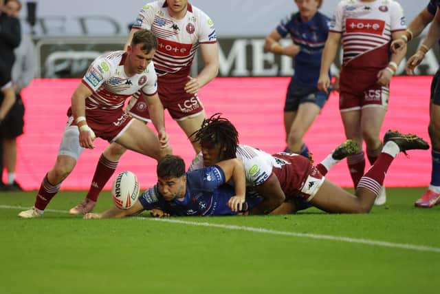 Jack Sinfield scores for Wakefield. Photo by John Clifton.
