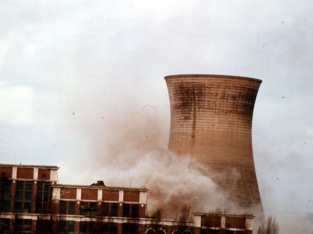 Kirkstall Power Station at the time of the demolition of the cooling tower in April 1979.