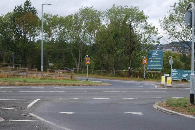 A view of where Calverley Lane continues towards Calverley