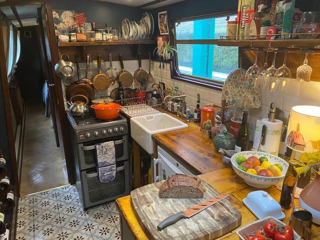 The kitchen has a fridge freezer, gas cooker and plenty of pots and pans. Included is a complimentary bottle of prosecco, fresh local butter and a pint of milk.