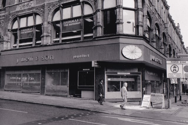 Do you remember jewellers J Weir & Son? They were below fish and chip restaurant Youngmans on Queen Victoria Street, off Briggate. Pictured in January 1989.