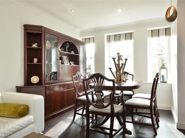 The apartment lies on the edge of Roundhay Park with its beautiful scenery and walks.