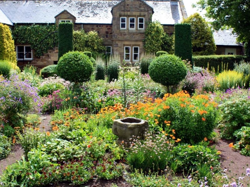 Herterton is a 16th century farmhouse with a walled garden made after 1976. There is topiary, a physic garden and a flower garden.