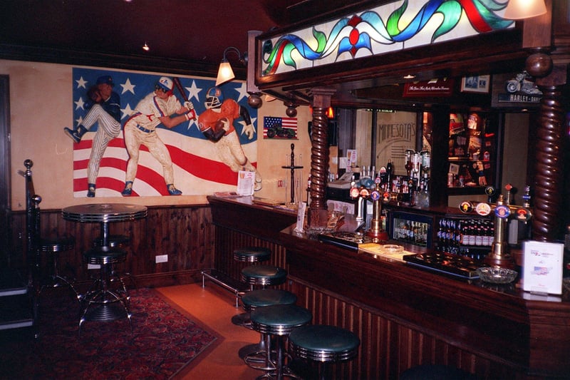 Minnesotas Bar in the Excelsior Snooker Club on Tong Road in January 1999.