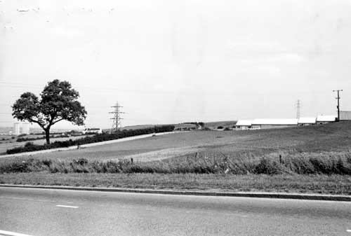 View from Gelderd Road showing Bellroyd Farm on the right, with a track running from the left towards the farm. Pictured in April 1980.