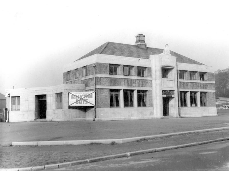 The Oakwood Hotel on Easterly Road in March 1939. A sign for The Rhythm Boys has been crossed out. This public house has been renovated and converted to a burger restaurant.