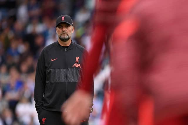 Liverpool's German manager Jurgen Klopp (L) watches his players warm up at Elland Road (Photo by OLI SCARFF/AFP via Getty Images)