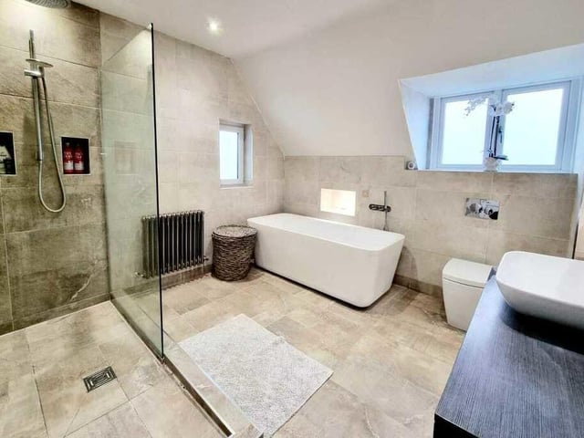 A contemporary style bathroom.